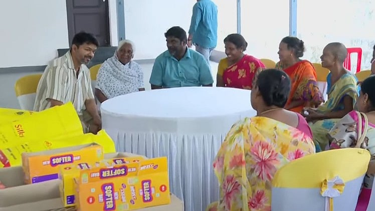 ஃபெஞ்சல் புயலால் பாதிக்கப்பட்ட மக்களை நேரில் வரவழைத்து தவெக தலைவர் விஜய் நிவாரணம்! / TVK Vijay help to Chennai people affected by Fengal Cyclone