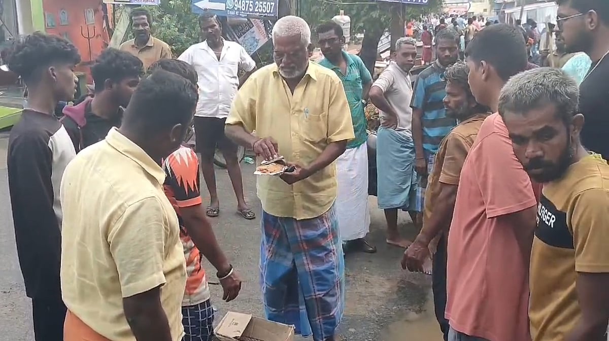 விழுப்புரத்தில் கெட்டுப்போன உணவு வழங்கியதாக திமுகவினரை முற்றுகையிட்ட மக்கள் / People besieged DMK for serving spoiled food in Villupuram