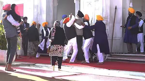 பஞ்சாப்: சுக்பீர் சிங் பாதலை சுட்டுக்கொல்ல முயற்சி! / bullets fired at punjab golden temple against sukhbir singh badal