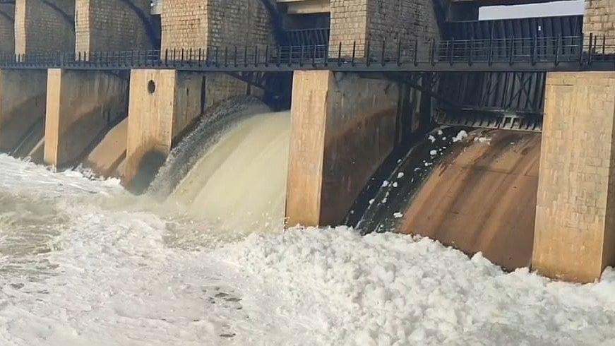 கெலவரப்பள்ளி அணைக்கு நீர்வரத்து அதிகரிப்பு: தென்பெண்ணையில் 2வது நாளாக ரசாயன நுரை / Krishnagiri Kelavarapalli dam water filled with Chemical foam