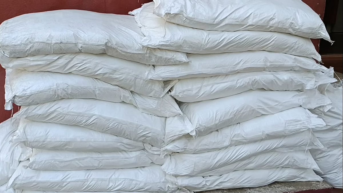 சேலம்: போலீசாரை கண்டதும் காரை நிறுத்திவிட்டு தப்பியோடிய நபர் - 300 கிலோ புகையிலை பொருட்கள் பறிமுதல் Salem: 300 kg of tobacco products seized