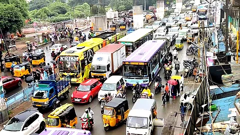 கடும் போக்குவரத்து நெரிசல்
