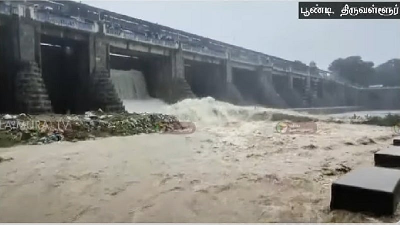 சென்னையில் எங்கெங்கு வெள்ள அபாய எச்சரிக்கை? / 1000 cubic feet of water has been released from Poondi Lake