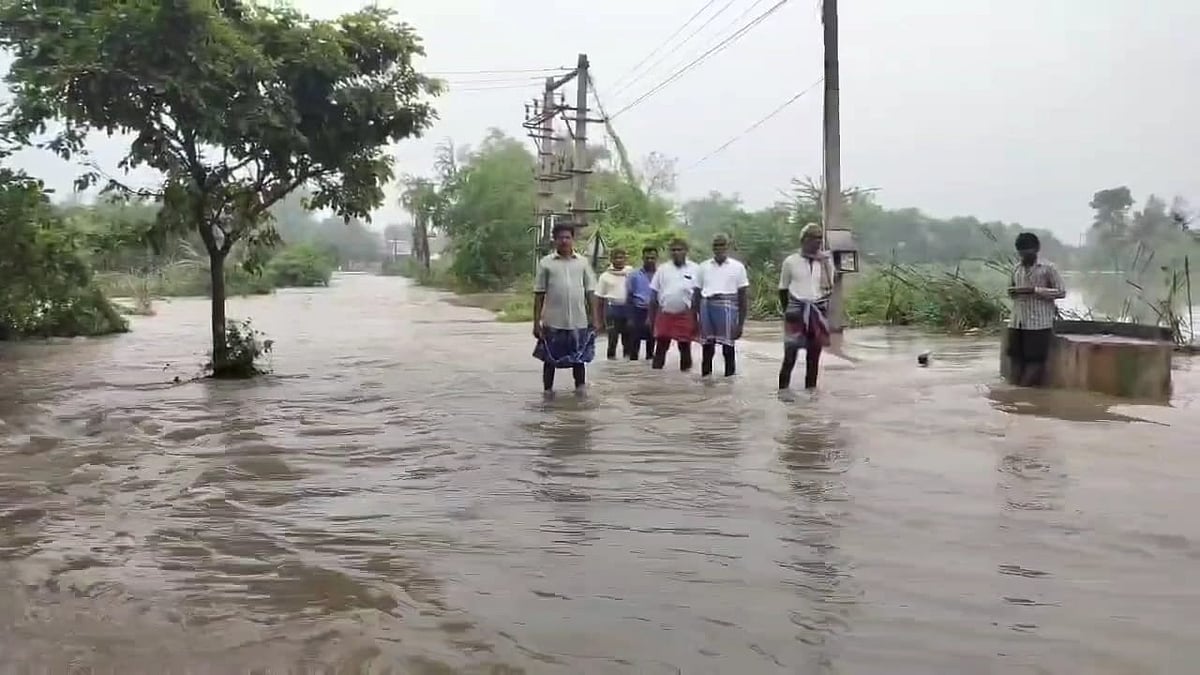 கடலூர் பகுதியில் பெய்யும் கனமழை: குடியிருப்புகளை சூழந்த வெள்ளம் Heavy rains in Cuddalore: Flood surrounds residences