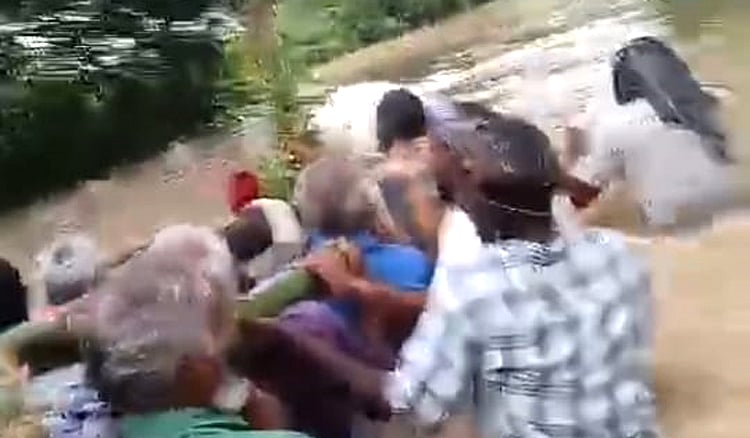 மயானத்திற்குச் செல்லும் சாலையில் வெள்ளம் - சடலத்தை கழுத்தளவு தண்ணீரில் சுமந்து சென்ற அவலம் Ariyalur: The dead body was carried in neck-deep water