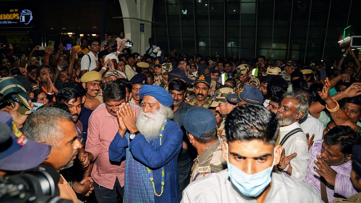 கோவை : தமிழகம் திரும்பிய சத்குருவிற்கு பிரம்மாண்ட வரவேற்பு.. குவிந்த ஆயிரக்கணக்கான மக்கள்! / People welcomes Sathguru in Coimbatore Airport
