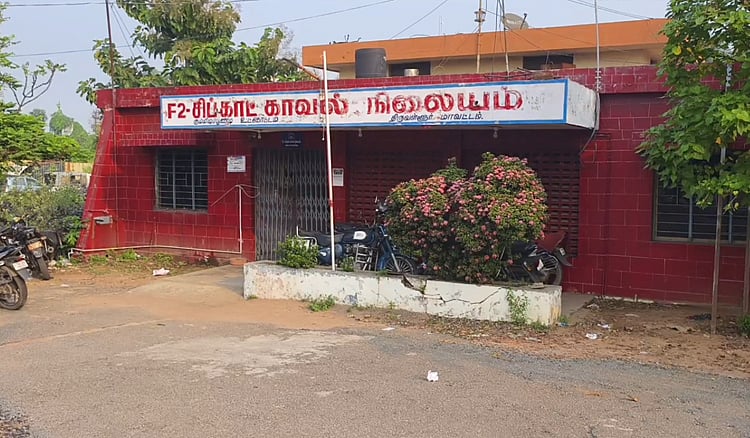 திருவள்ளூர்:  துப்பாக்கியைக் காட்டி மிரட்டியதாக லிப்ட் ஆப்ரேட்டர் கைது Thiruvallur: Lift operator arrested for threatening supervisor with gun