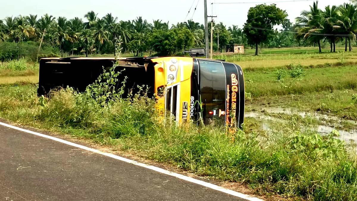 தென்காசி: வயல் வெளியில் கவிழ்ந்த பள்ளி பேருந்து – 6 மாணவர்கள் காயம் Tenkasi: Private school bus overturns in field – 6 students injured