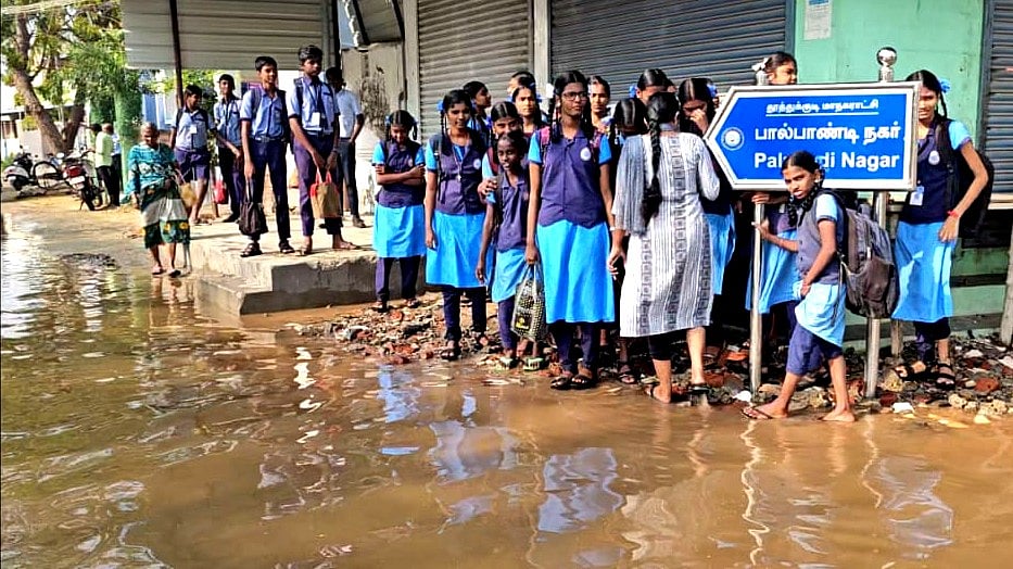 தூத்துக்குடி: சாலையில் தேங்கியுள்ள மழைநீர் - மாணவ மாணவிகள் அவதி Tuticorin: Rain water stagnates on the road - students suffer