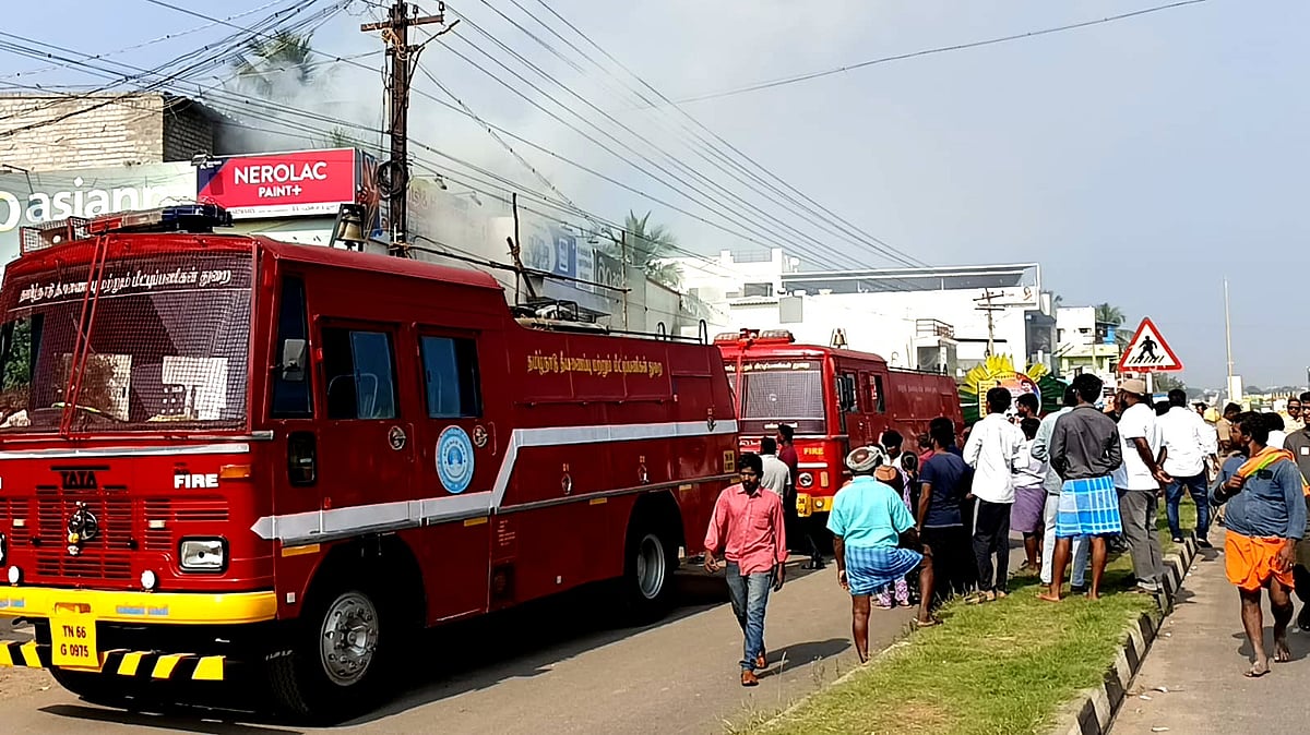 சேலம்: பெயிண்ட் குடோனில் பயங்கர தீ விபத்து – குடும்பத் தகராறு காரணமா? போலீசார் விசாரணை Salem: Fire accident at paint godown –Police investigation