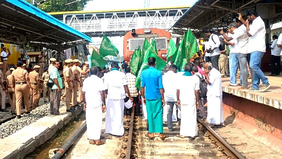தஞ்சை: பல்வேறு கோரிக்கைகளை வலியுறுத்தி ரயில் மறியல் போராட்டத்தில் ஈடுபட்ட விவசாயிகள் கைது Thanjavur: Farmers involved in rail strike arrested