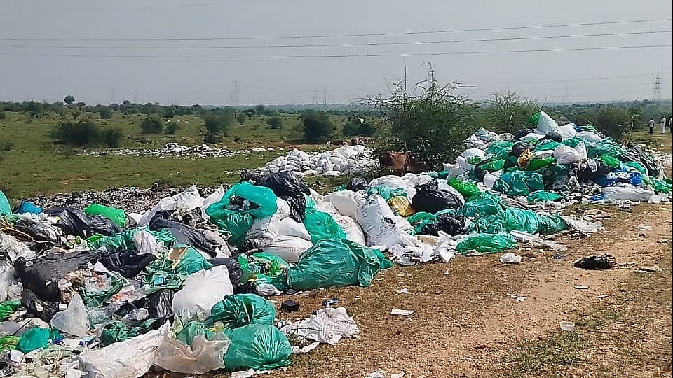 நெல்லை: மூட்டை மூட்டையாக கொட்டப்பட்டுள்ள கேரள புற்றுநோய் மருத்துவமனை கழிவுகள் / Kerala cancer hospital waste dumped in Tirunelveli