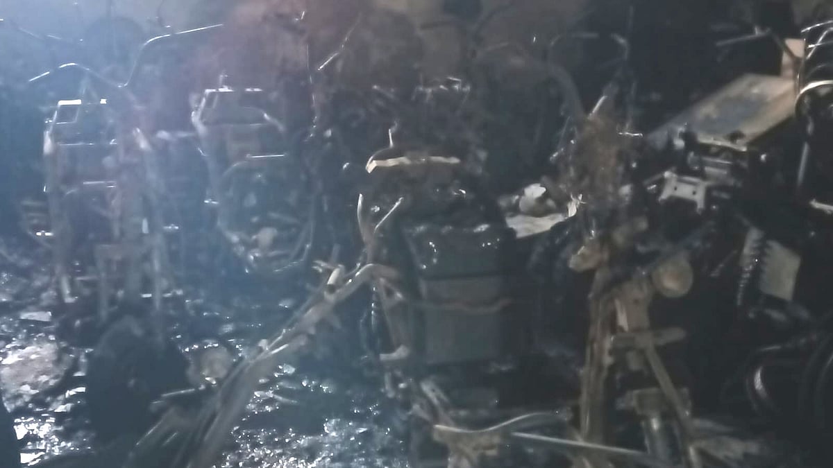 விருதுநகர்: எலக்ட்ரிக் ஸ்கூட்டர் ஷோரூமில் ஏற்பட்ட தீ விபத்து Virudhunagar: Fire breaks out at electric scooter showroom - 28 scooters gutted
