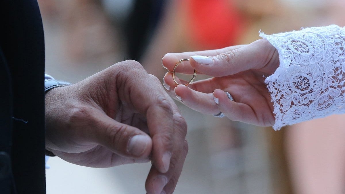 ஆஸ்திரியா: 43 ஆண்டுகள்.. 12 முறை.. விவாகரத்து செய்து செய்து திருமணம் செய்த தம்பதி! / austrian couple married and divorced 12 times for this reason