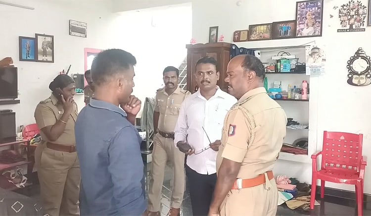 விருதுநகர்: ராணுவ வீரர் வீட்டில் 10.5 சவரன் தங்க நகைகள் திருட்டு / Virudhunagar: 10.5 Sawaran gold jewelery stolen from army man house