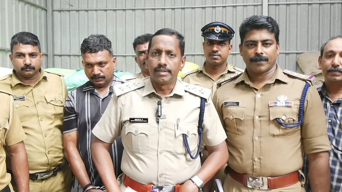 கேரளா: ரகசிய தகவல் - சோதனையில் சிக்கிய ரூ.4 கோடி மதிப்பிலான புகையிலை பொருட்கள் Kerala: Tobacco products worth Rs 4 crore seized during raids