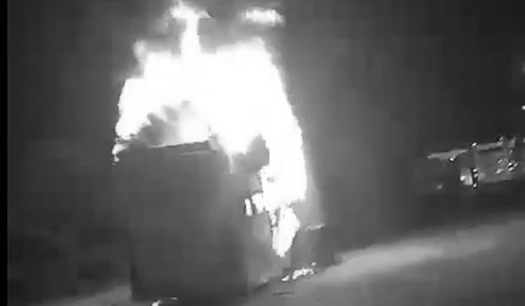 கர்நாடகா: திடீரென தீப்பிடித்து எரிந்த பேருந்து - ஓட்டுநரின் சாதுர்யத்தால் உயிர்தப்பிய பயணிகள் Karnataka: Bus caught fire suddenly