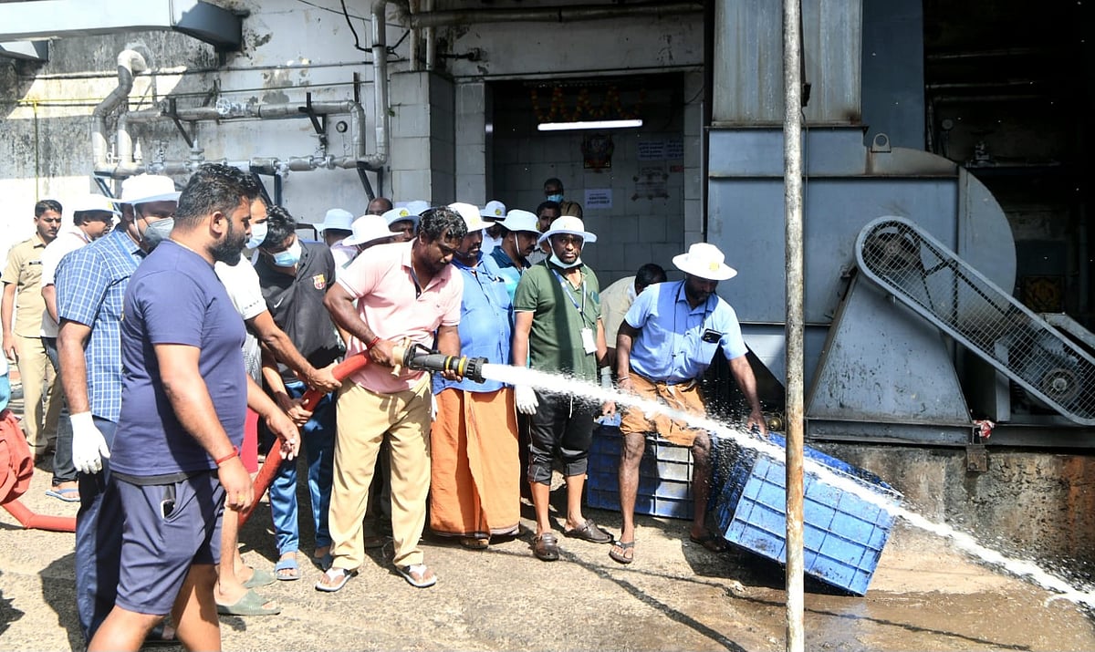 மகர விளக்கு பூஜைக்கு தயாராகும் சபரிமலை – தூய்மைப் பணிகள் தீவிரம் Sabarimala in preparation for Makara Vilakku Cleanliness work in full swing