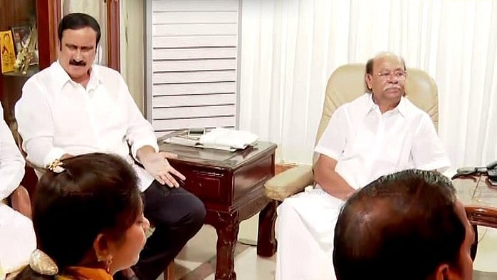 பாமக உட்சட்சி பூசல் சமரச பேச்சுவார்த்தையில் ராமதாஸ் - அன்புமணி / pmk anbumani meet with ramadoss after clash in Tailapuram