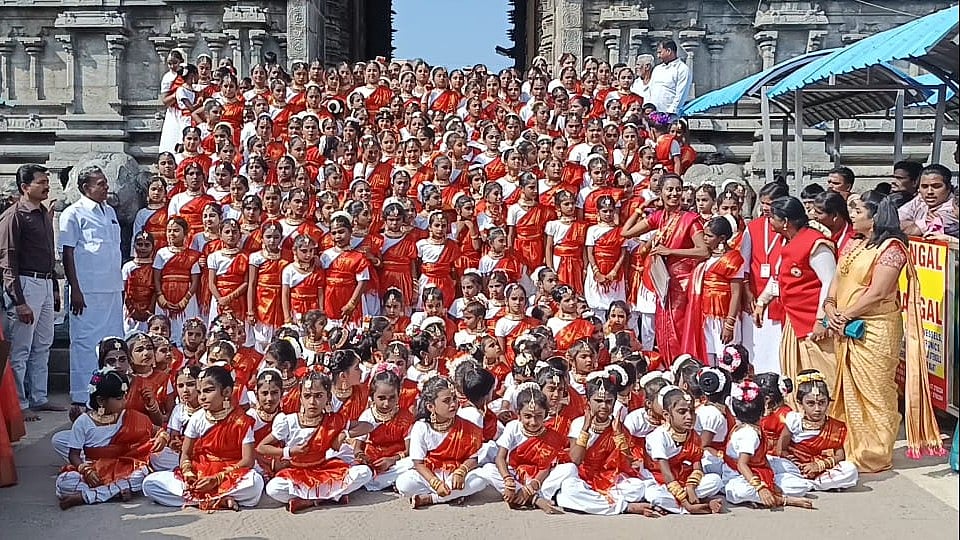 பரதநாட்டியபரதநாட்டியம் ஆடி சாதனை புத்தகத்தில் இடம்பிடித்த 250 மாணவிகள் Salem: 250 girl students have made it to the record book for Bharata natyam