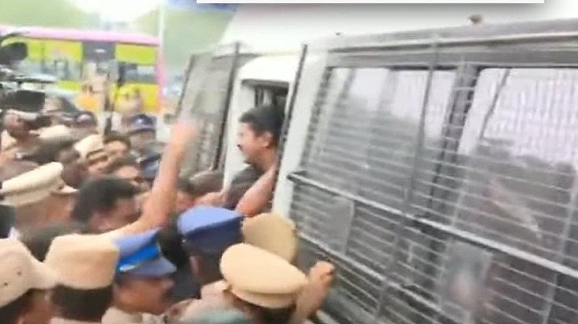 காரிலிருந்து வலுக்கட்டாயமாக இறக்கிய காவல்துறையினர்; அதிரடியாக கைது செய்யப்பட்ட சீமான் / Seeman arrested for protesting against Anna University issue