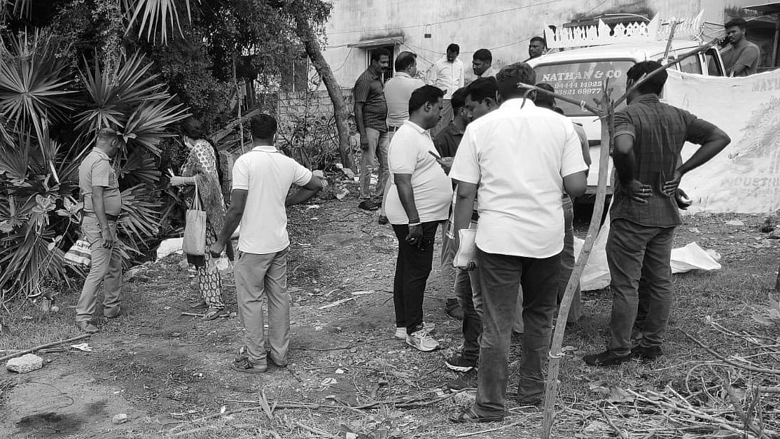 சென்னை: வெட்டுக் காயங்களுடன் சாலையோரம் சடலமாக கிடந்த இளைஞர் - போலீசார் விசாரணை Chennai: Youth found dead on the roadside - police investigation