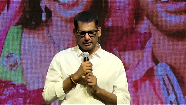 கைநடுக்கத்துடன் பேசிய விஷால்... நேர்த்தியாக சூழலை சமாளித்த தொகுப்பாளினி DD! / Anchor DD and Actor Vishal in MadhagaraRaja pre release event