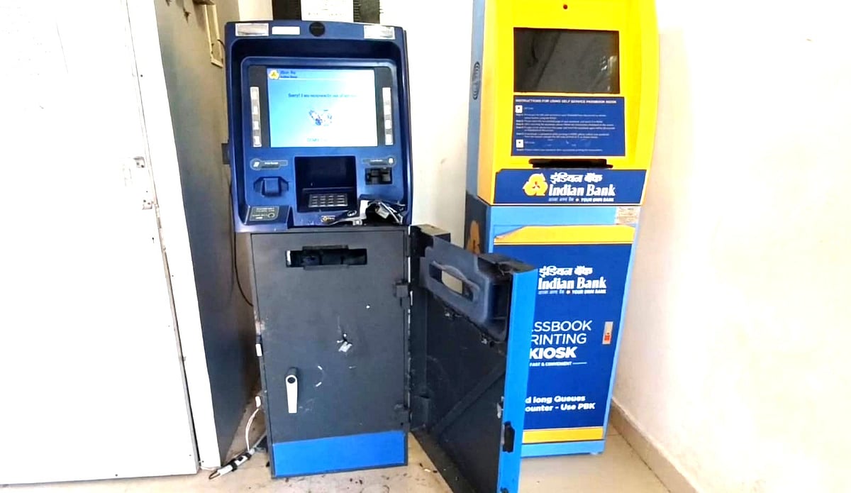 மயிலாடுதுறை: ஏடிஎம் இயந்திரத்தை உடைத்து பணத்தை திருடிச் சென்ற முகமூடி கொள்ளையர்கள் Mayiladuthurai: Masked robbers broke ATM machine and theft money