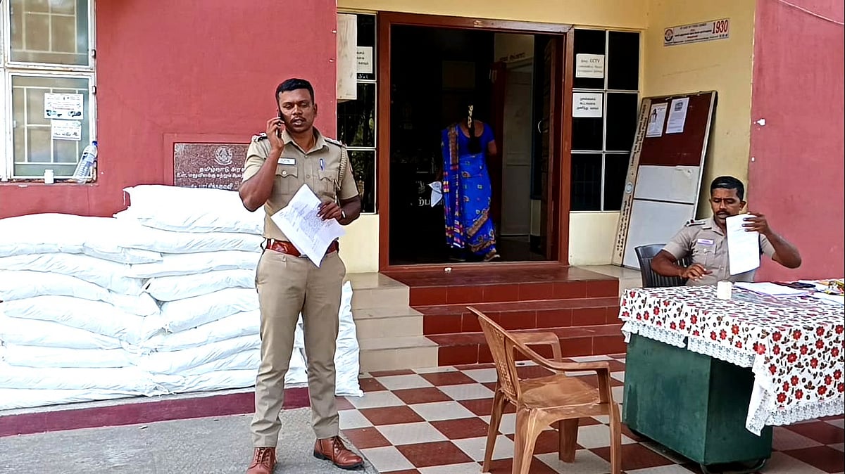 பெங்களூரில் இருந்து கடத்திவரப்பட்ட புகையிலை பொருட்கள் காருடன் பறிமுதல் Tobacco goods smuggled from Bangalore seized with car