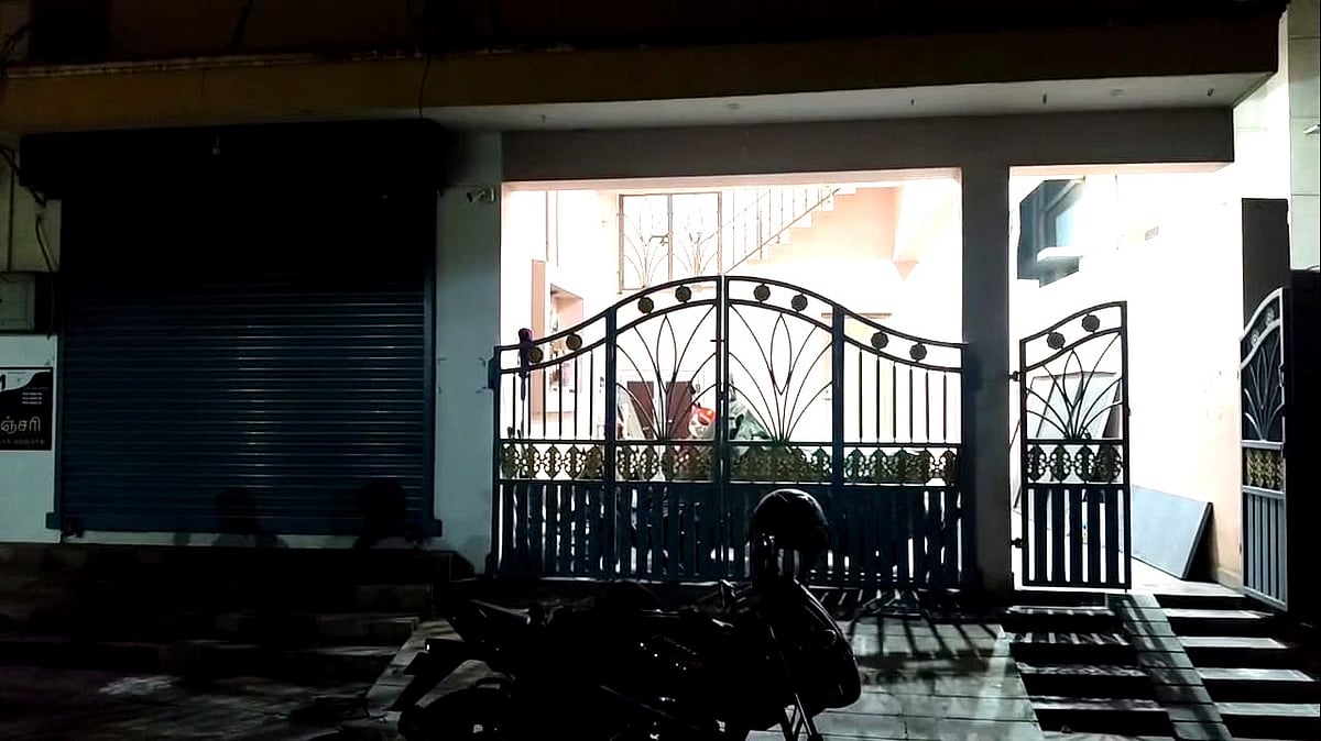 திண்டுக்கல்: மின்வாரிய அலுவலர் வீட்டின் பூட்டை உடைத்து ரூ.1.5 லட்சம் கொள்ளை Dindigul: Rs 1.5 lakh looted at the house of an EB officer