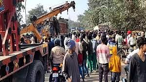 பீகாரில் ஆட்டோ ரிஷ்கா மீது மோதிய டிரக் 3 பேர் பரிதாப மரணம் /3 killed in Truck Auto Rickshaw Collision In Bihar 3 injured in truck