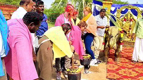 பொங்கல் வைத்து மகிழ்ந்த வெளிநாட்டினர்