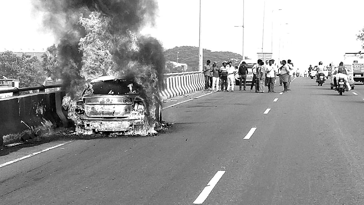 சென்னை:சென்னை: திடீரென தீப்பிடித்து எரிந்த கார் - அதிர்ஷ்டவசமாக உயிர்தப்பிய டாக்டர் Chennai: A car caught fire suddenly