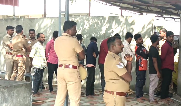 தீவிரவாத தடுப்பு பிரிவு போலீசார் அதிரடி சோதனை -  வங்கதேசத்தைச் சேர்ந்த 31 பேர் கைது / 31 Bangladeshis arrested in Tiruppur at raid