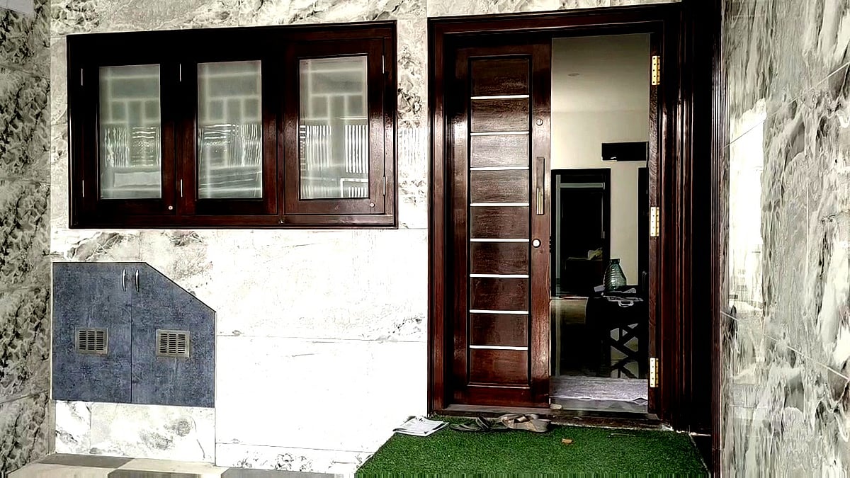 தொழிலதிபர் வீட்டின் பூட்டை உடைத்து 25 சவரன் நகை ரூ.30 ஆயிரம் பணம் கொள்ளைAmbur 25 sovereign  jewels were stolen by breaking the lock of the house