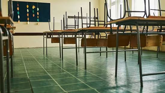 ஜார்க்கண்ட்டில் பள்ளி முதல்வர் செய்த அருவருக்கத்தக்க செயல் / Jharkhand school forces 100 girls to remove shirts as punishment