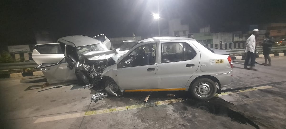 புதுச்சேரி: கார்கள் நேருக்கு நேர் மோதிய விபத்து -  தலைமை காவலர் உட்பட 4 பேர் உயிரிழப்பு Puducherry: 4 killed in road accident