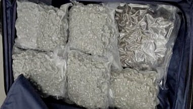 விமானத்தில் கடத்தி வரப்பட்ட 3 கிலோ உயர்ரக கஞ்சா பறிமுதல்