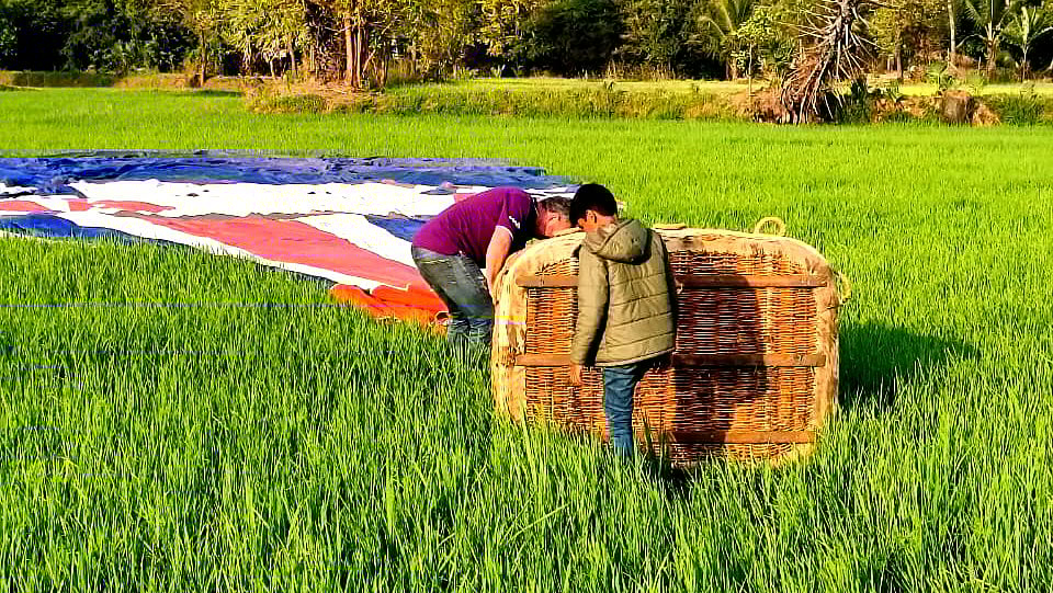 கோவை: சர்வதேச பலூன் திருவிழா – தடம் மாறி தரையிரங்கிய பலூன்... உயிர்தப்பிய 3 பேர்... Coimbatore: International Balloon Festival – 3 people survived.