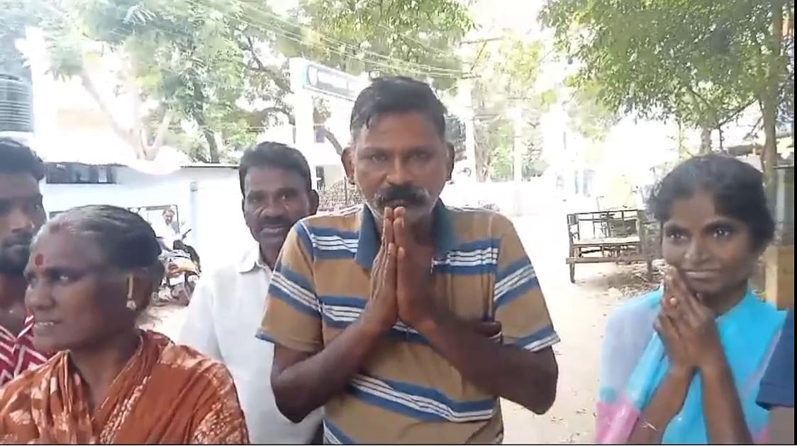 மதுரை: 6 வயது சிறுவனின் காலில் விழ கட்டாயப்படுத்தப்பட்ட 17 வயது பட்டியலின சிறுவன்! / 17 year old dalit boy brutalized in Madurai district