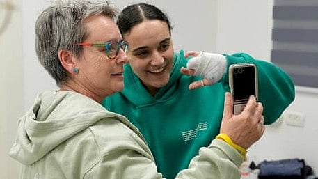 ஹமாஸ் விடுவித்த பணயக்கைதி.. இஸ்ரேல் திரும்பியதை கண்டு லண்டனில் இருந்த தாய் மகிழ்ச்சி!