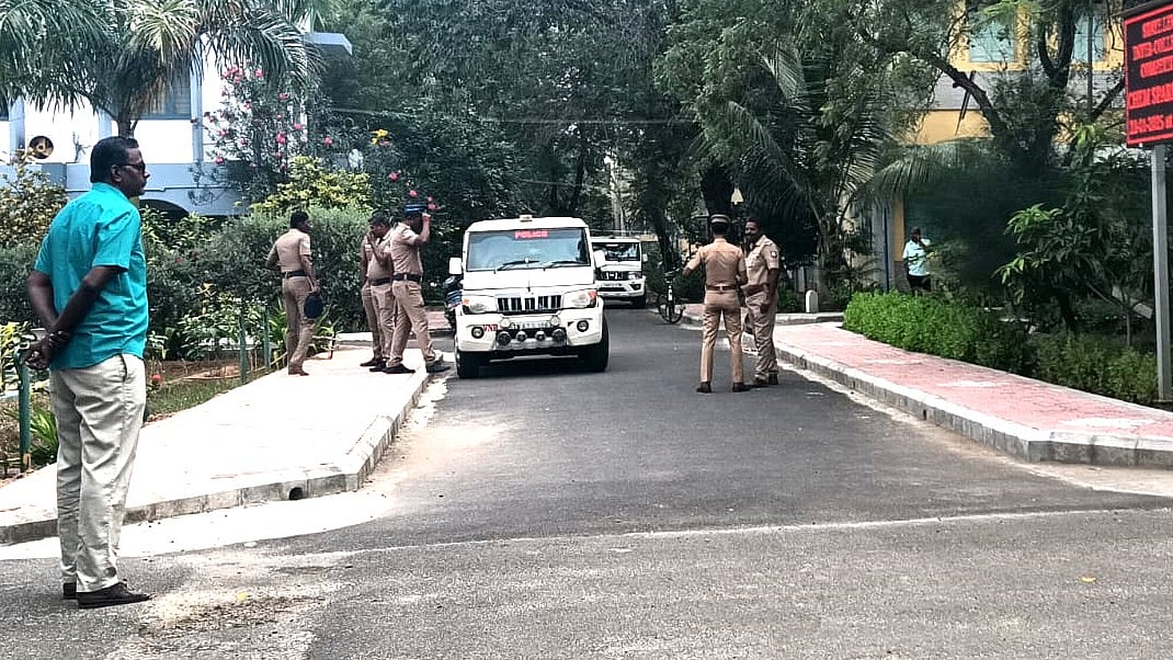 விருதுநகர்: தனியார் கல்லூரிக்கு வெடிகுண்டு மிரட்டல் - போலீசார் தீவிர சோதனை Virudhunagar: Bomb threat to private college - police intensive search