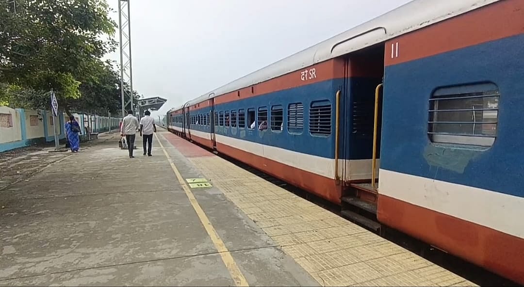 ரயிலில் பெண் பேராசிரியர்  ஹேண்ட் பேக்கை பறித்துச் சென்ற மர்ம நபர் / Tiruvarur: Mysterious person snatched female professor handbag from the train