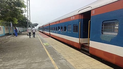 ஓடும் ரயிலில் பெண் பேராசிரியர்  ஹேண்ட் பேக்கைபறித்துச் சென்ற மர்ம நபர்