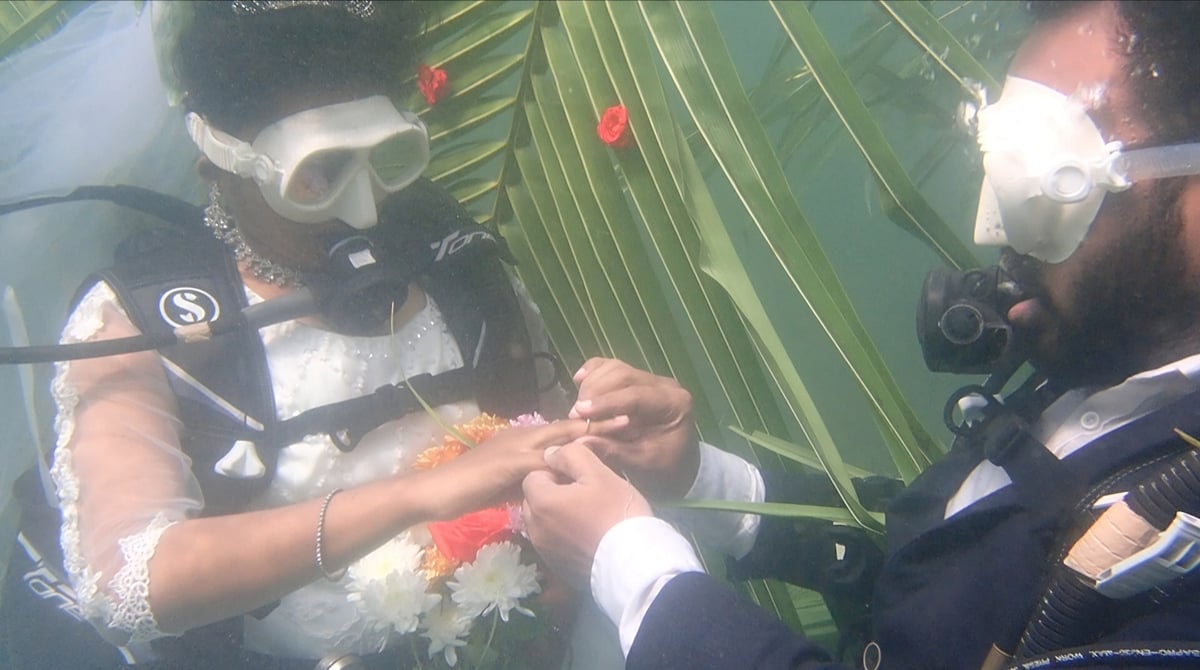 புதுச்சேரி: கடலுக்கு அடியில் திருமணம் செய்து கொண்ட காதலர்கள் / Puducherry: Love marriage under the sea