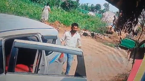 காரில் கடத்தி சென்றவர்கள்