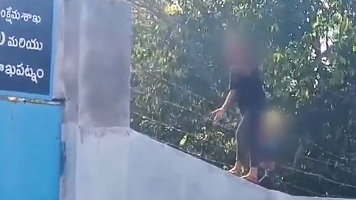 விசாகப்பட்டினம் சீர்திருத்தப்பள்ளியில்  தூக்கமாத்திரைகள் கொடுப்பதாக மாணவிகள் போராட்டம்juvenile home students  protest over giving sleeping pills