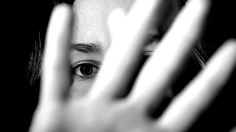 கடனை திருப்பி செலுத்தாத பெண் பாதி முடியை மொட்டை அடித்த பெண்கள்  /woman assaulted head half shaved by local shg women in tripura for not repaying loan