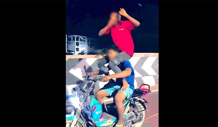 மதுரை | ரீல்ஸ் மோகம் - ஆபத்தை உணராமல் இருசக்கர வாகன சாகசத்தில் ஈடுபட்ட சிறுவர்கள் - வைரல் வீடியோ Madurai |  Boys on a bike adventure