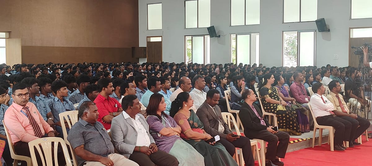  கோவையில் +2 மாணவர்களுக்கு வெற்றிப்படிகள் நிகழ்ச்சி: 1000க்கும் மேற்பட்ட மாணவர்கள் பங்கேற்பு